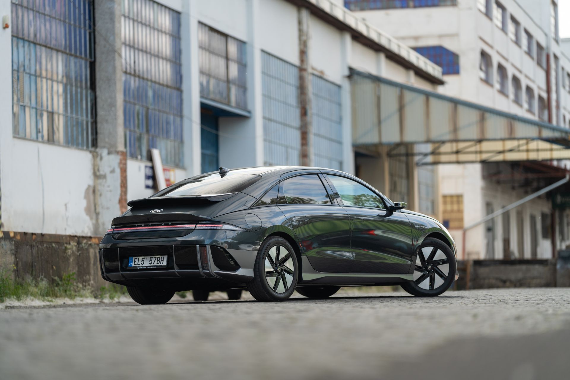 Hyundai IONIQ 6 plně elektrický sedan parkuje před budovou.